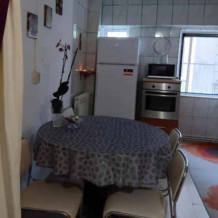 Adi's Apparthotel דירה